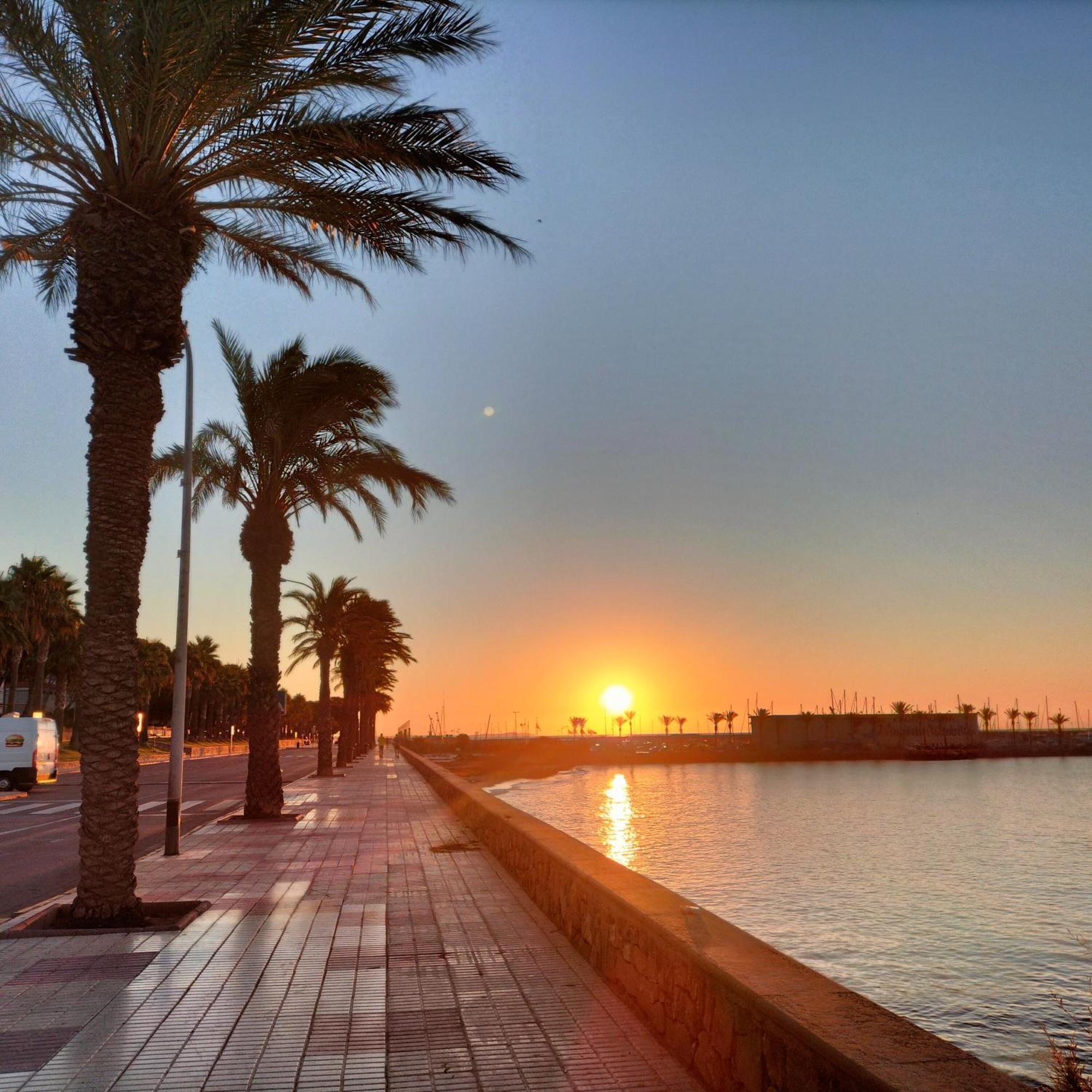 1ª Linea Reformado Y Frente Al Puerto Deportivo Firmamos Contrato Si El Cliente Lo Solicita Aunque Es Necesario Hacer La Reserva Para Poder Comunicarse Hospitalet De L'Infant Exterior photo